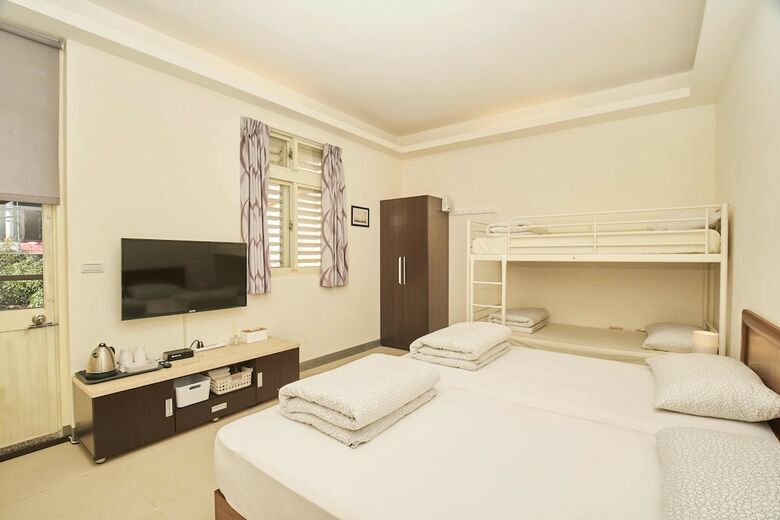 Migratory Birds Hotel