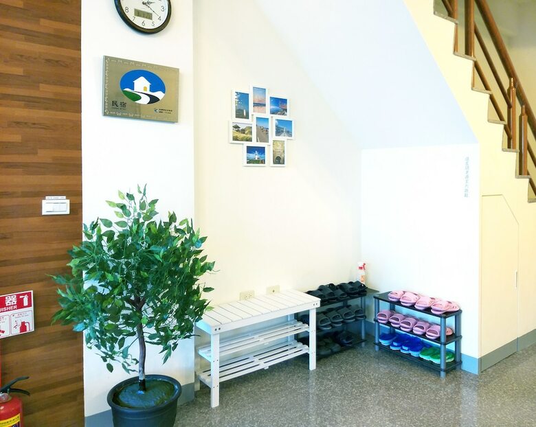 Migratory Birds Hotel