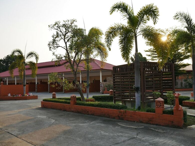 Hotel Ploy Resort