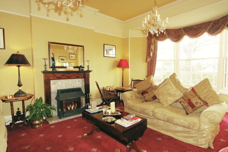 Bed & Breakfast Oakbank House