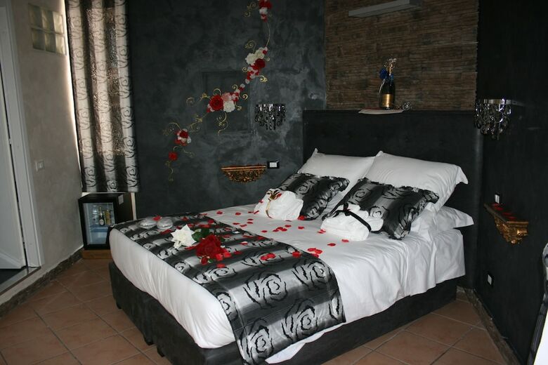 Hotel Crystal Rhome Guest House