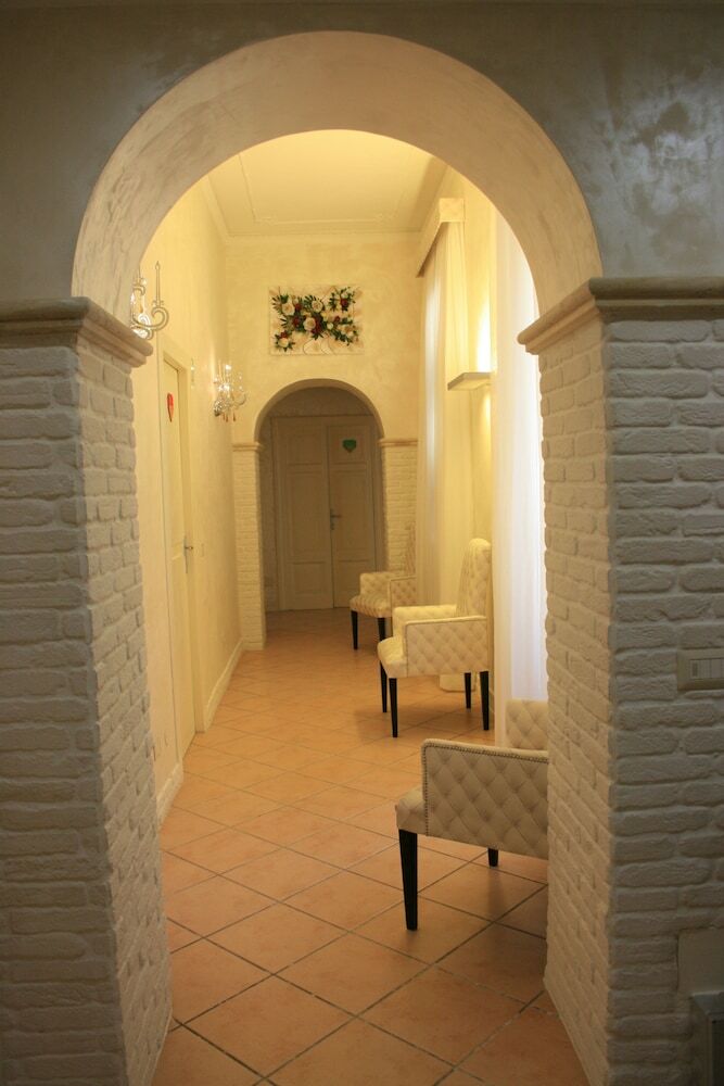 Hotel Crystal Rhome Guest House