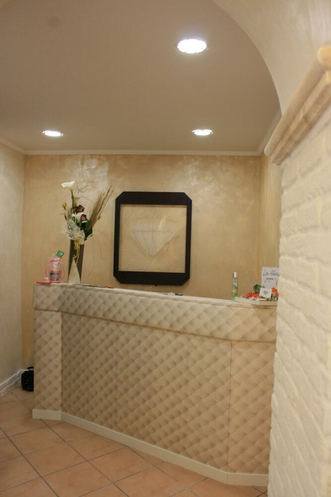 Hotel Crystal Rhome Guest House