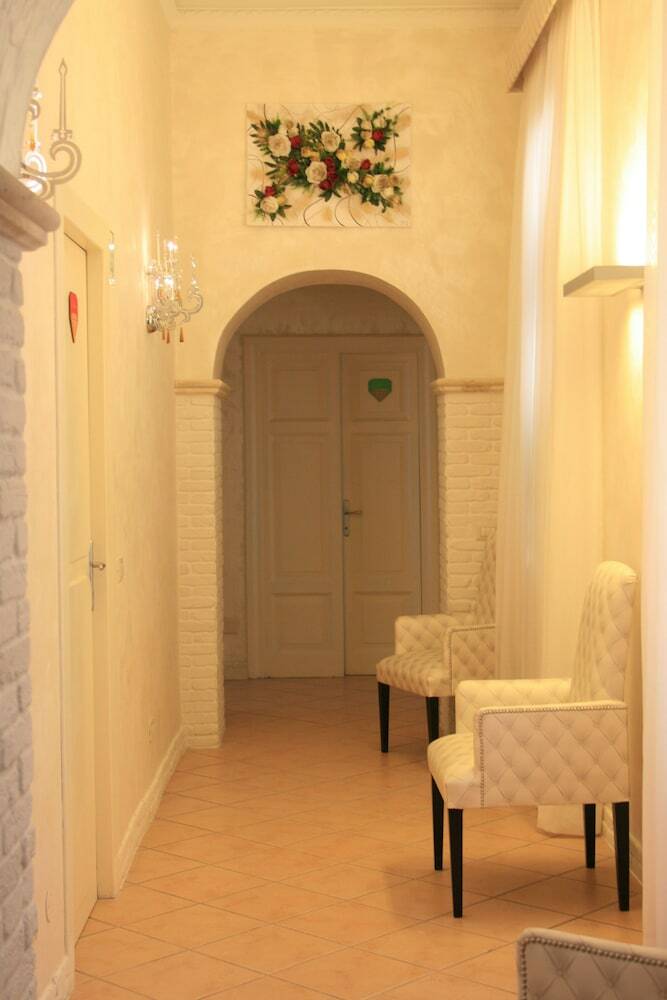 Hotel Crystal Rhome Guest House