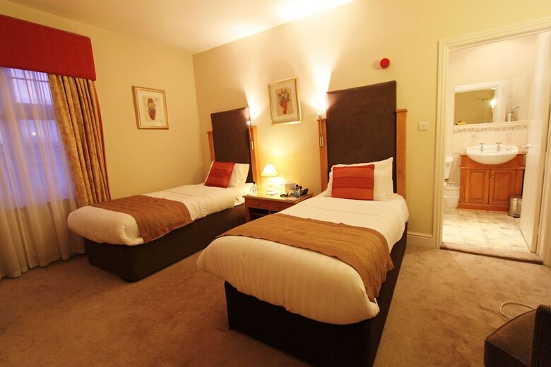 Queens Court Hotel