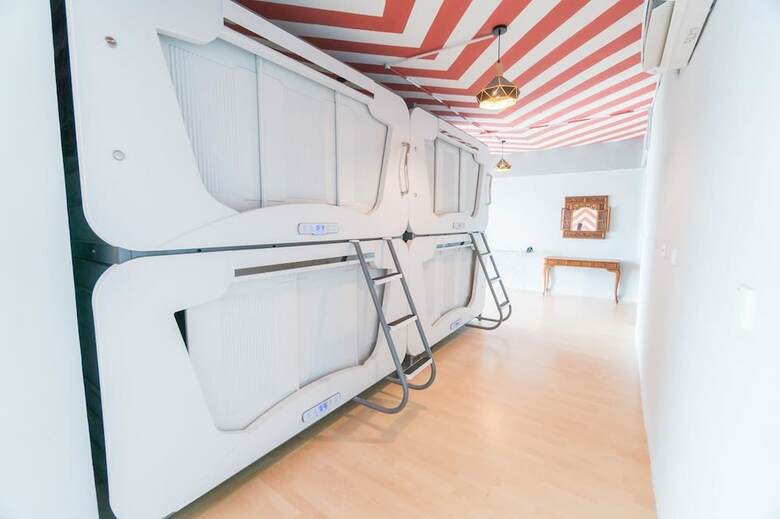 Seaview Capsule Hotel - Hostel
