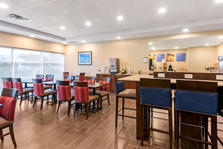 Hotel Comfort Inn & Suites