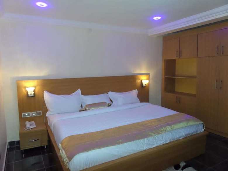 De-golden Quest Hotel
