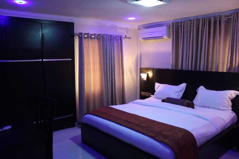 De-golden Quest Hotel