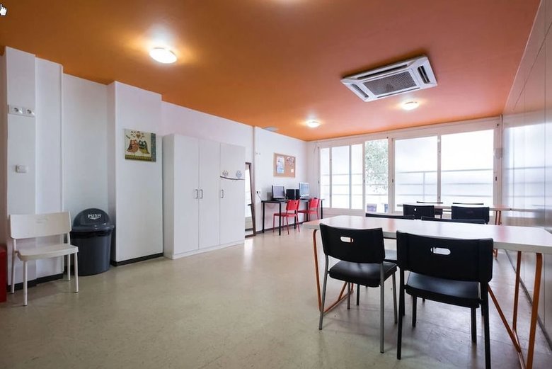 Hostal Arc House Barcelona - Youth Hostel