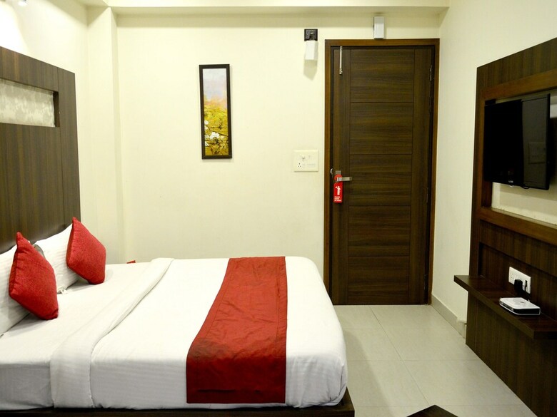 Hotel Oyo 6805 The Ghoonghat Banipark