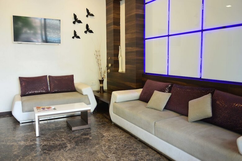 Hotel Oyo 6805 The Ghoonghat Banipark
