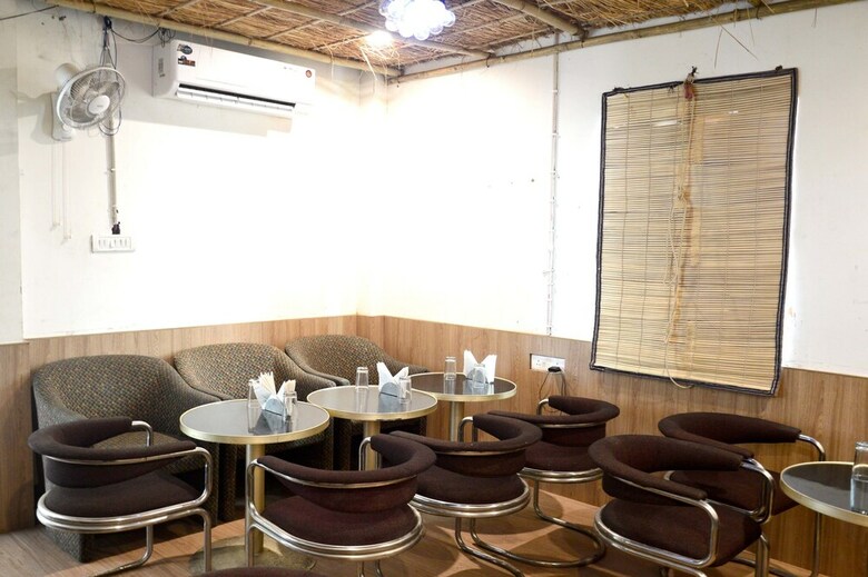 Hotel Oyo 6805 The Ghoonghat Banipark