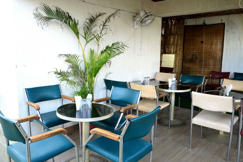 Hotel Oyo 6805 The Ghoonghat Banipark
