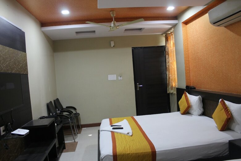 Oyo 10328 Hotel Sanjay Palace