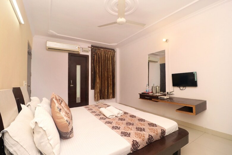 Gurjeet Hotel By Naavagat
