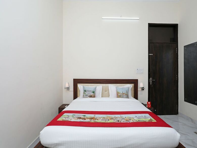 Oyo 10317 Hotel Mock Orange