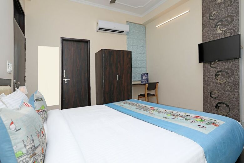 Oyo 10317 Hotel Mock Orange