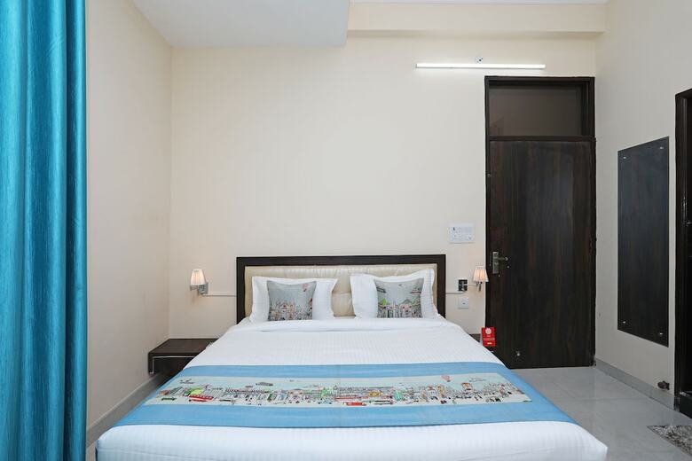 Oyo 10317 Hotel Mock Orange