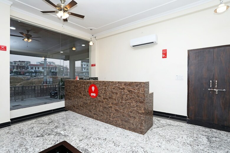 Oyo 10317 Hotel Mock Orange