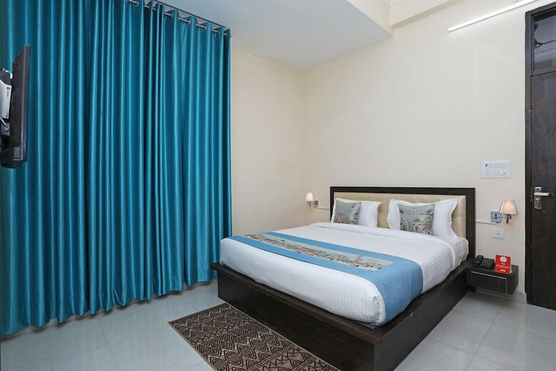 Oyo 10317 Hotel Mock Orange