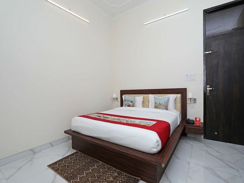 Oyo 10317 Hotel Mock Orange