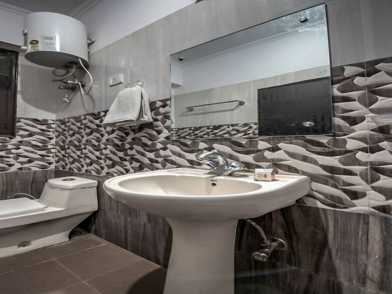Oyo 2807 Hotel Crosswinds Residency