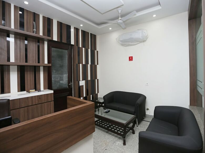 Oyo 8205 Hotel Petals Inn