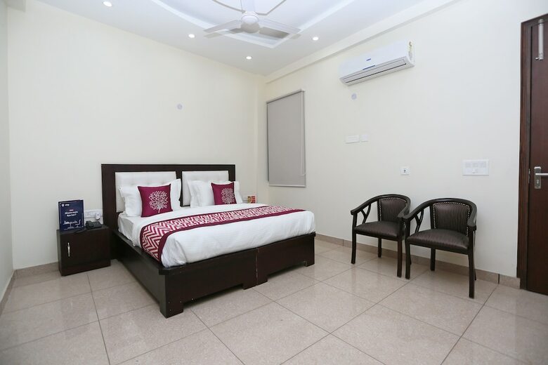 Oyo 8205 Hotel Petals Inn