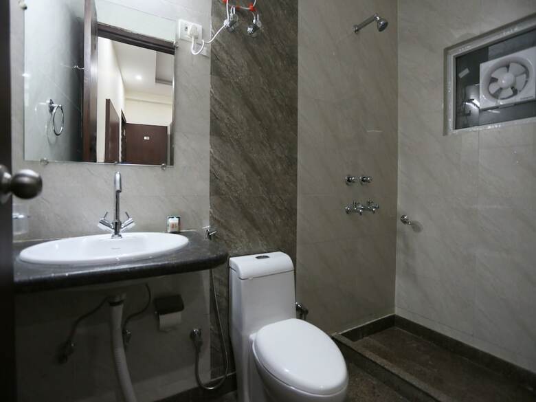 Oyo 8205 Hotel Petals Inn