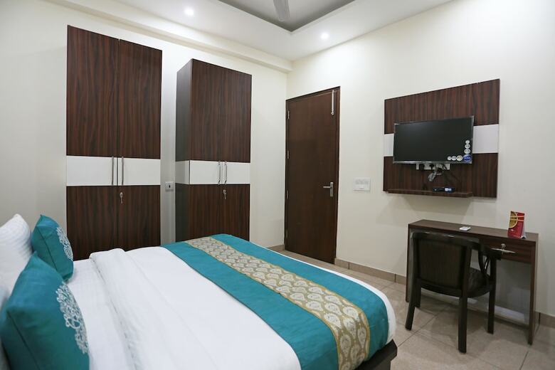 Oyo 8205 Hotel Petals Inn