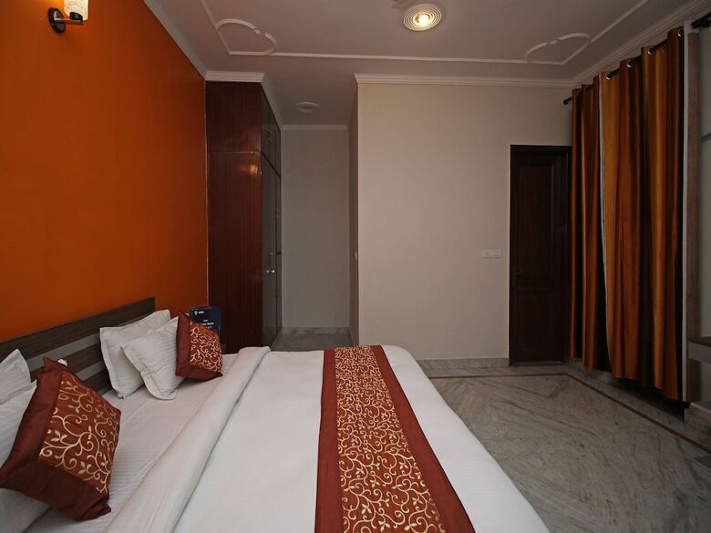 Hotel Oyo 9075 Petals Inn