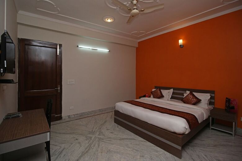 Hotel Oyo 9075 Petals Inn