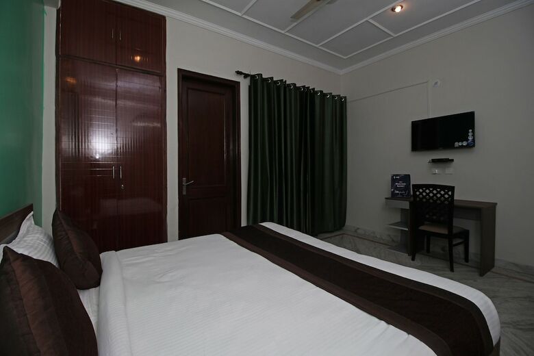 Hotel Oyo 9075 Petals Inn