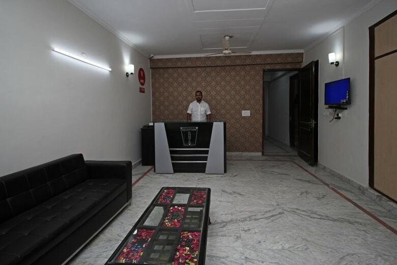 Hotel Oyo 9075 Petals Inn