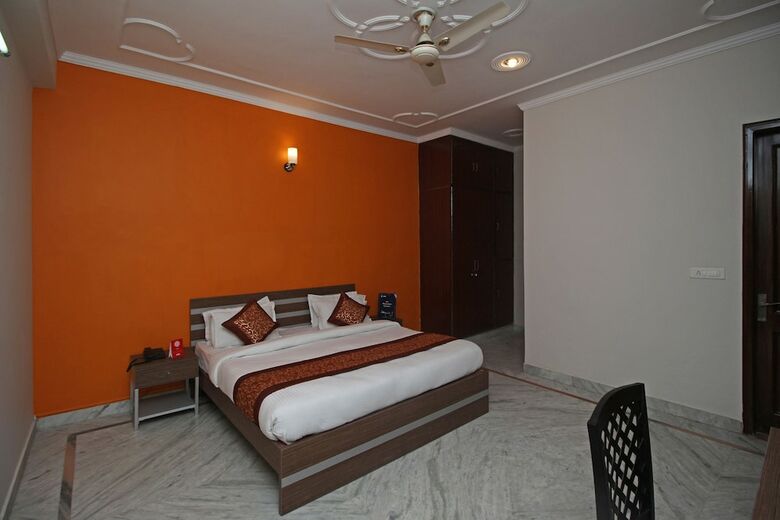 Hotel Oyo 9075 Petals Inn