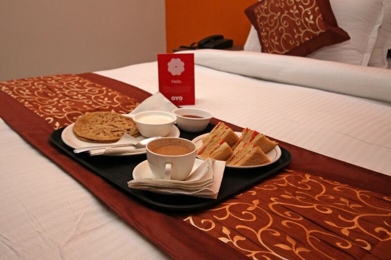 Hotel Oyo 9075 Petals Inn