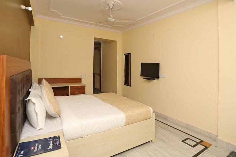 Oyo 9948 Hotel Apple Pie
