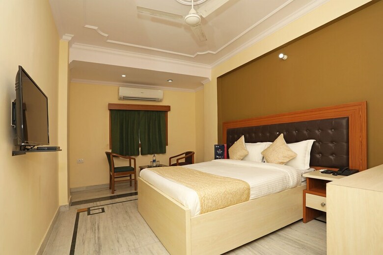 Oyo 9948 Hotel Apple Pie