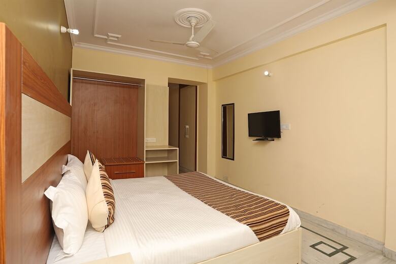 Oyo 9948 Hotel Apple Pie