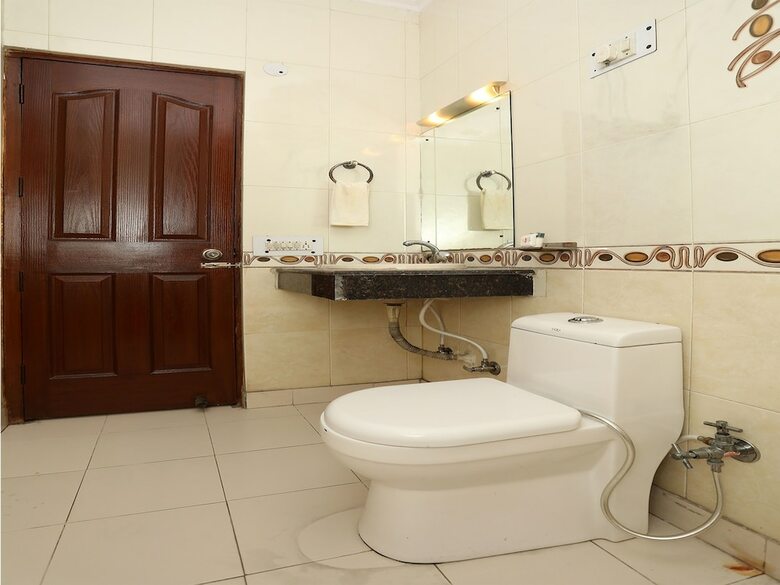 Hotel Oyo 9962 Mascot Residency