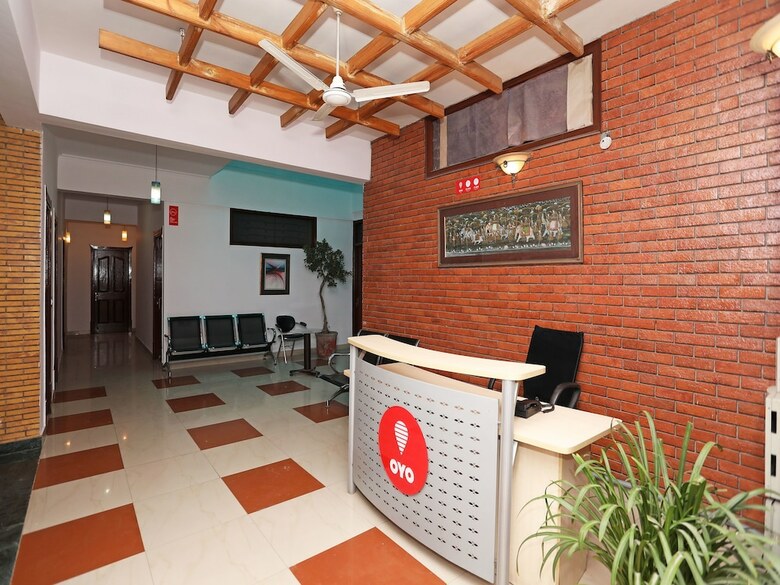 Hotel Oyo 9962 Mascot Residency