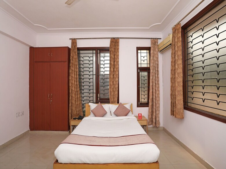Hotel Oyo 9962 Mascot Residency