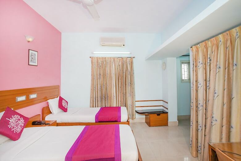 Oyo 11592 Hotel Red Carpet Residence