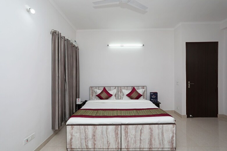 Oyo 11383 Hotel Go Rooms