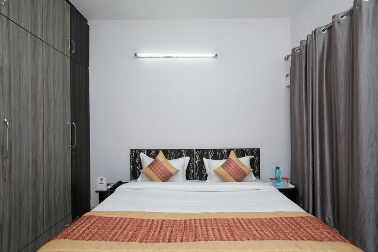 Oyo 11383 Hotel Go Rooms