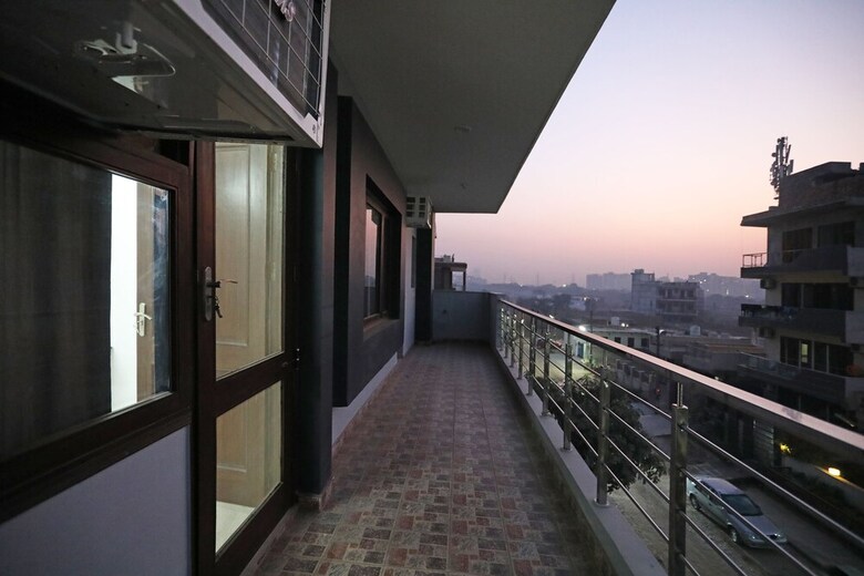 Oyo 11383 Hotel Go Rooms