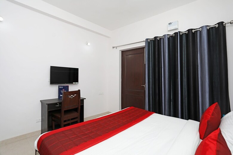 Oyo 11383 Hotel Go Rooms