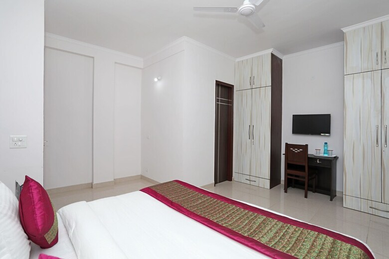 Oyo 11383 Hotel Go Rooms