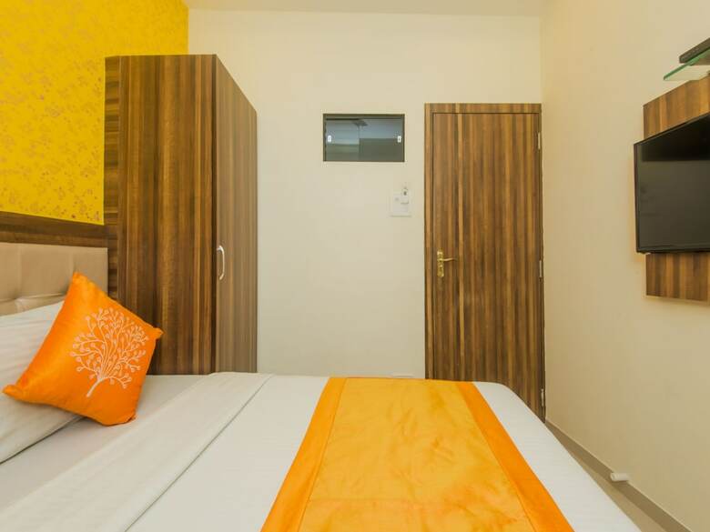 Oyo 10954 Hotel Golden Galaxy